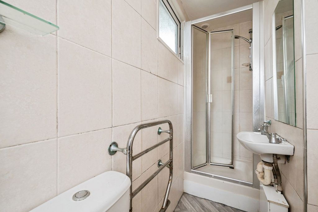 Additional image 7 of 1 bed flat for saleFore Street, Callington, Cornwall PL17