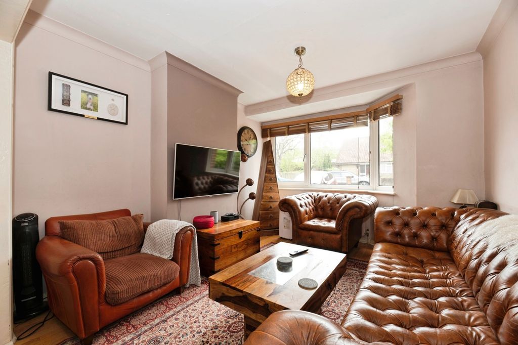 4 bed end terrace house for saleCompton Crescent, Chessington KT9 photo 2