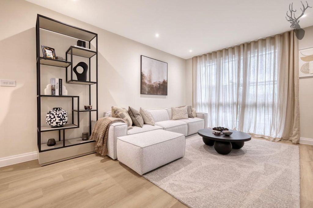 Additional image 7 of 2 bed flat for saleHigh Road, Chigwell IG7