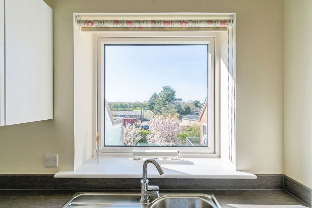Additional image 5 of 2 bed flat for saleWestmead Lane, Chippenham SN15