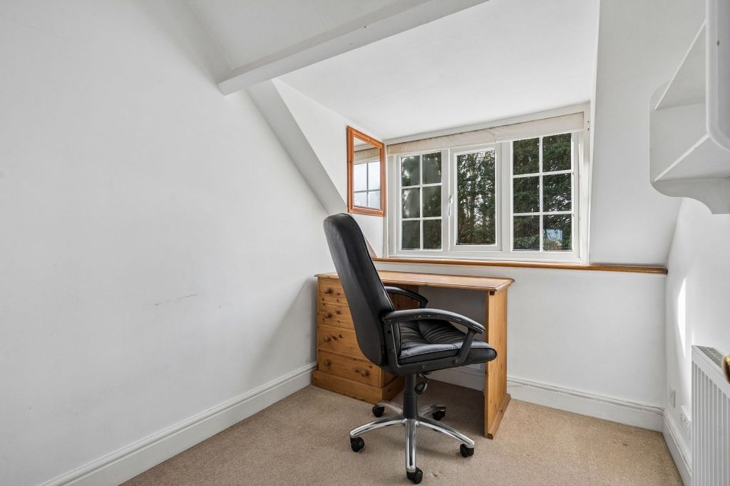 3 bed flat for saleThame Road, Longwick HP27 photo 4