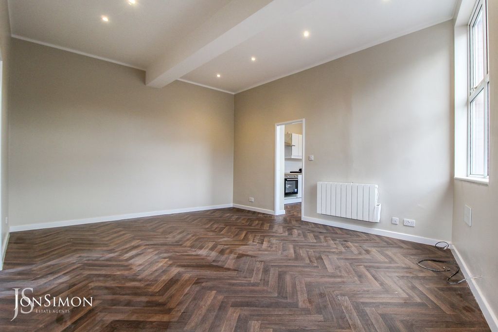 2 bed flat for saleWalmersley Old Road, Walmersley, Bury BL9 photo 2