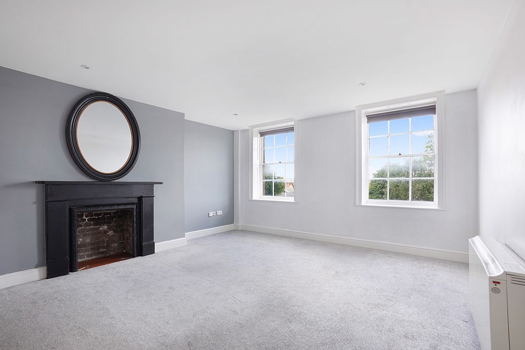 2 bed flat for saleNew Road ME1 photo 2