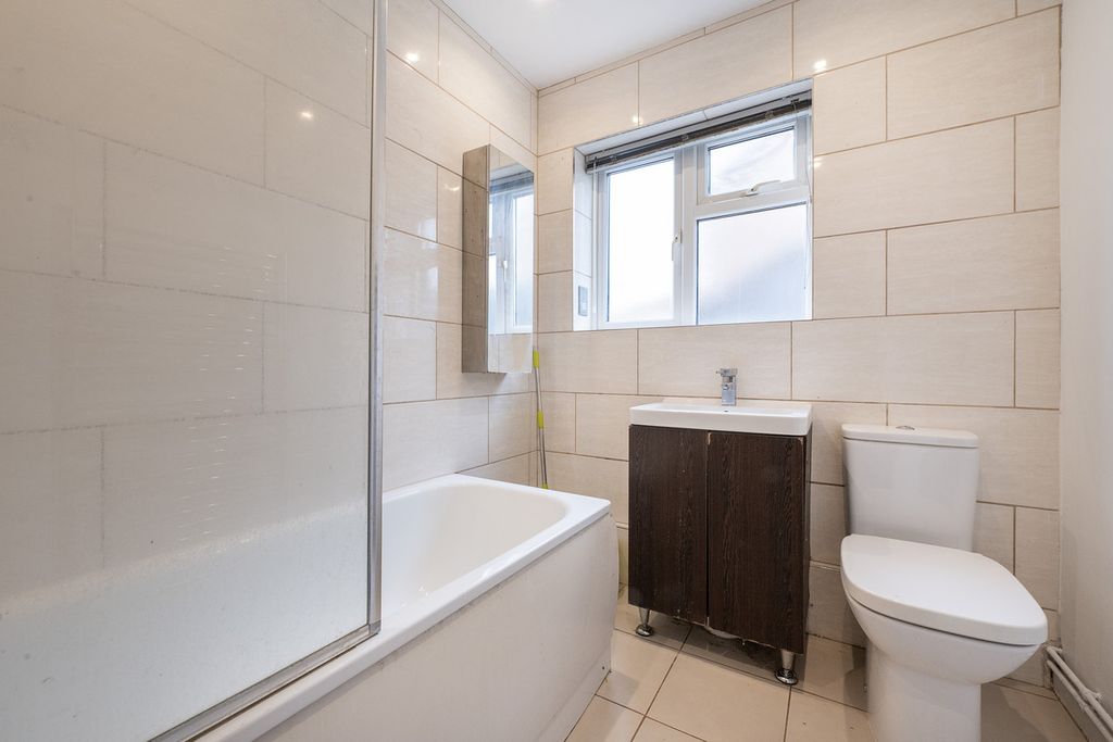 Additional image 10 of 2 bed flat for saleDarvell Drive, Chesham HP5