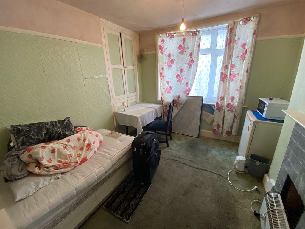 Additional image 3 of 3 bed flat for saleBargates, Christchurch BH23