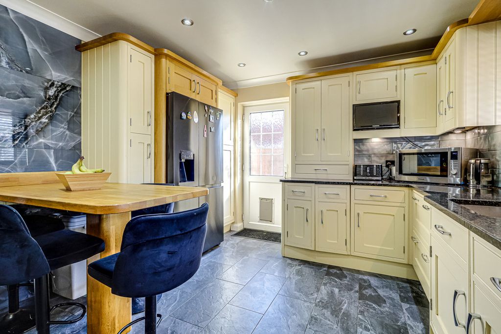 Additional image 3 of 5 bed semi-detached house for saleLylt Road, Canvey Island SS8
