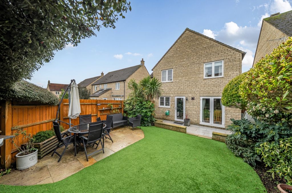 4 bed detached house for saleBluebell Way, Carterton, Oxfordshire OX18