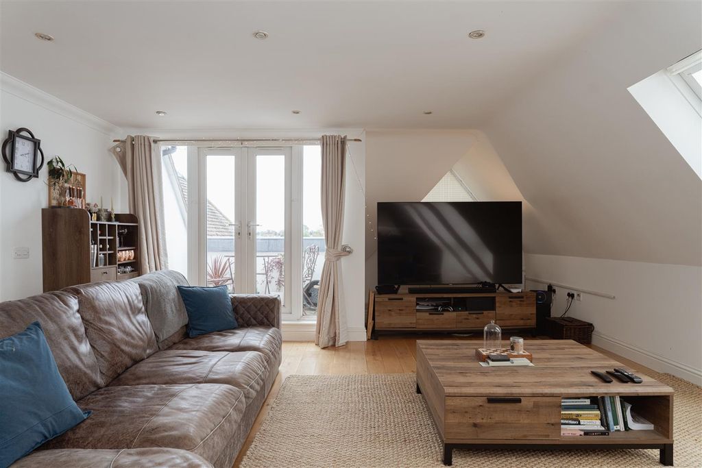 2 bed flat for saleCoulsdon Road, Caterham CR3