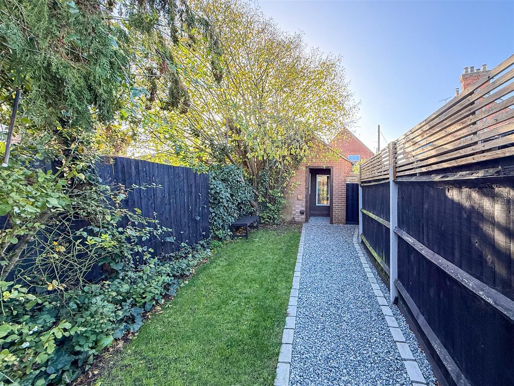 3 bed detached house for saleDevonshire Road, Burnham-On-Crouch CM0 photo 4
