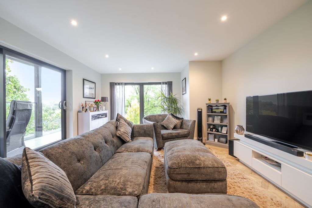 Additional image 8 of 2 bed flat for saleChurch Hill, Caterham CR3