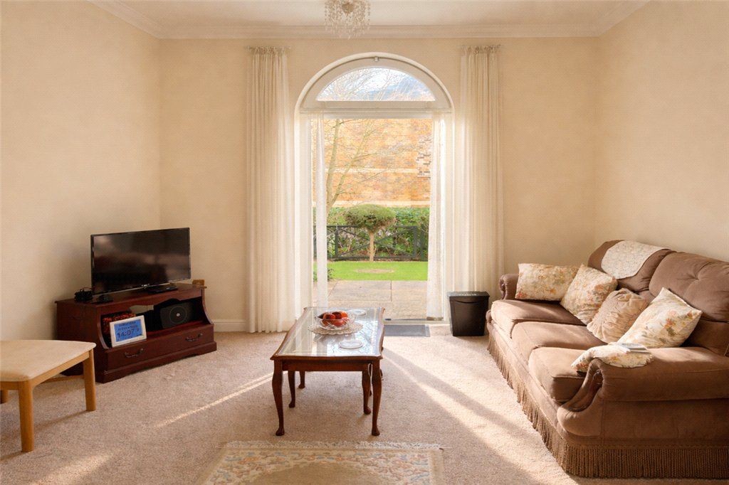 2 bed flat for saleBoundary Point, Coldstream Road, Caterham, Surrey CR3