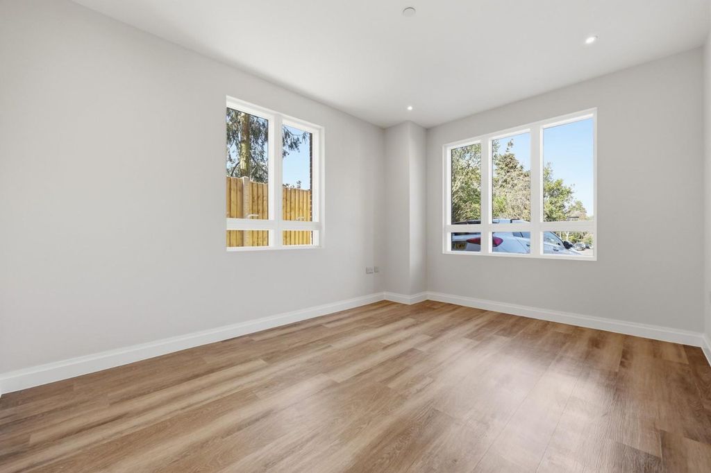 Additional image 8 of 2 bed flat for saleHigh Road, Chigwell IG7