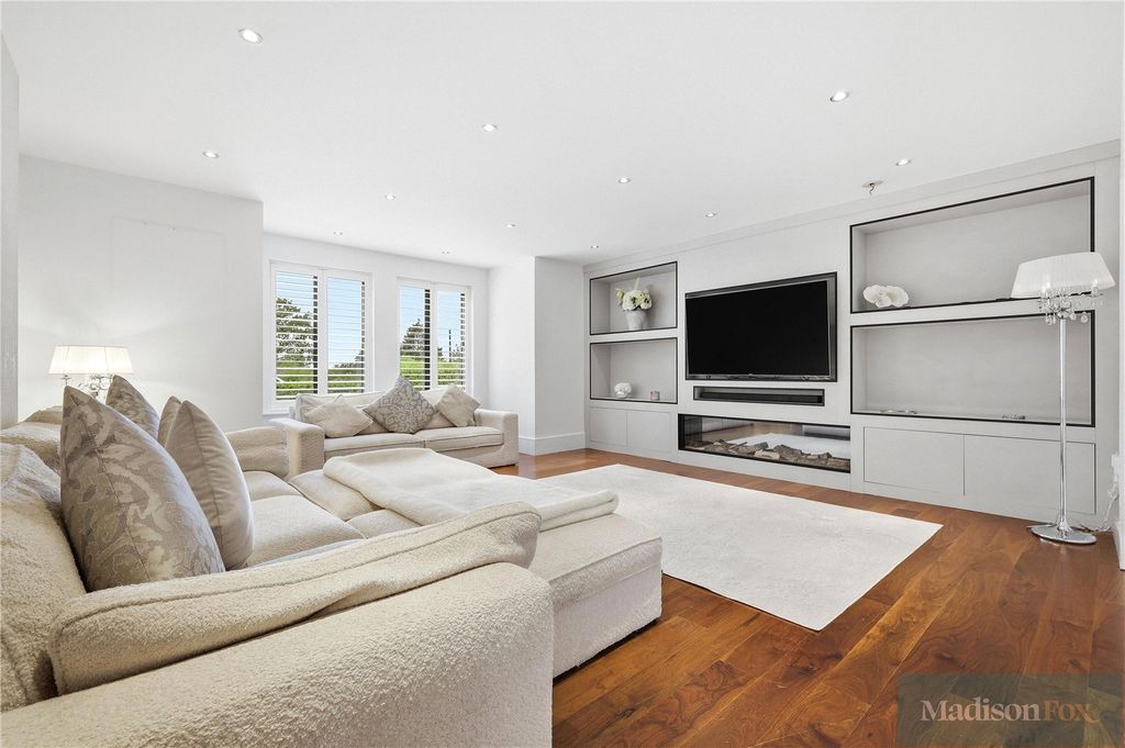 Additional image 4 of 2 bed flat for saleHigh Road, Chigwell, Essex IG7