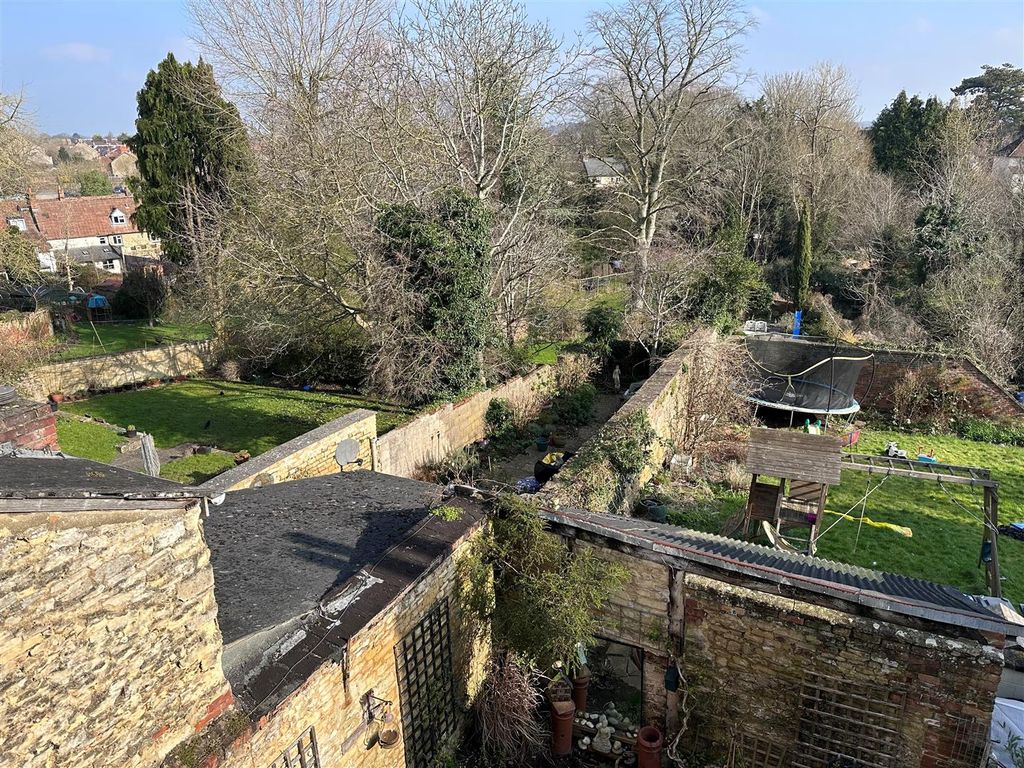 2 bed flat for saleThe Green, Calne SN11 photo 3