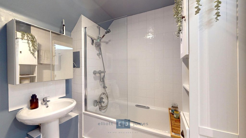 Additional image 16 of 2 bed flat for saleStag Lane, Buckhurst Hill IG9