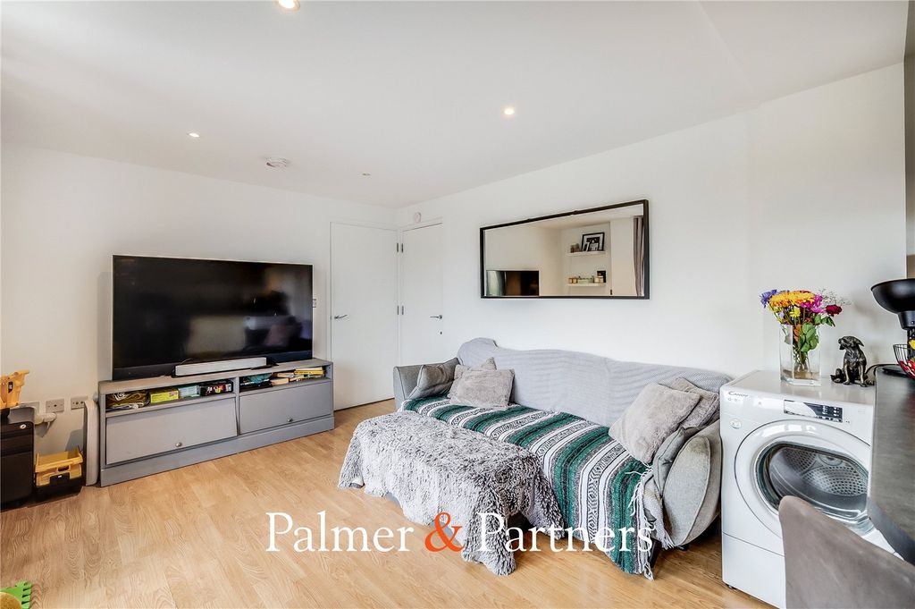 Additional image 7 of 2 bed flat for saleBaddow Road, Chelmsford, Essex CM2