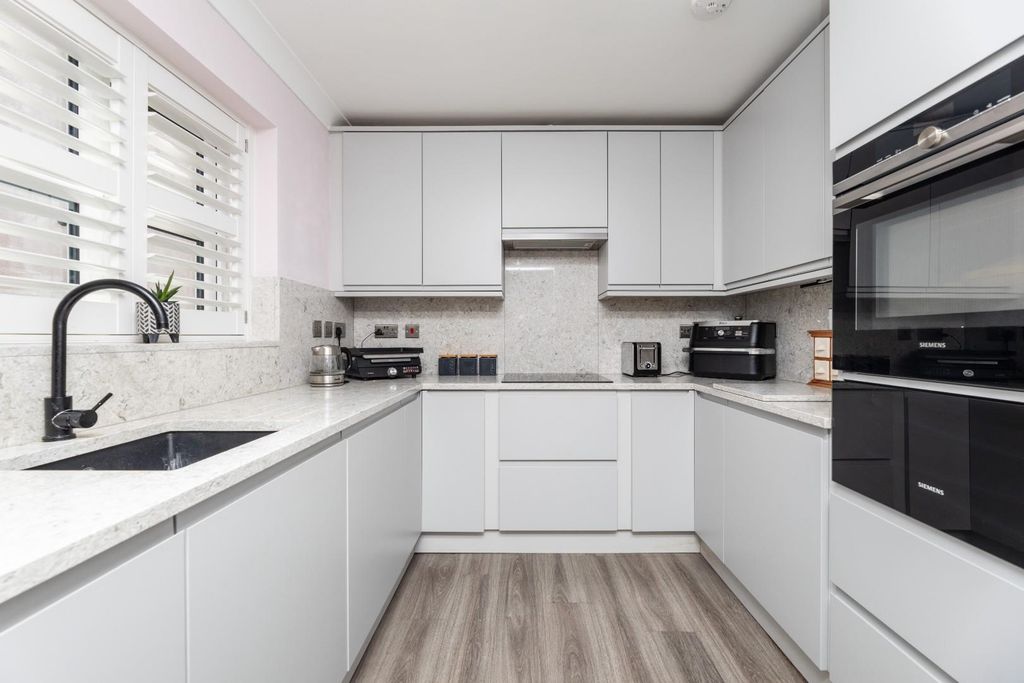 Additional image 2 of 3 bed detached house for saleMiddle Oxford Street, Castleford WF10