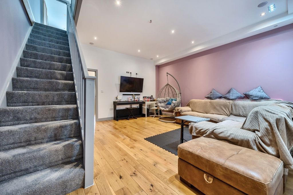 Additional image 11 of 5 bed flat for saleHigh Street, Chatham ME4