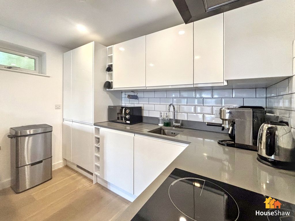 1 bed flat for saleLindo Close, Chesham HP5 photo 2