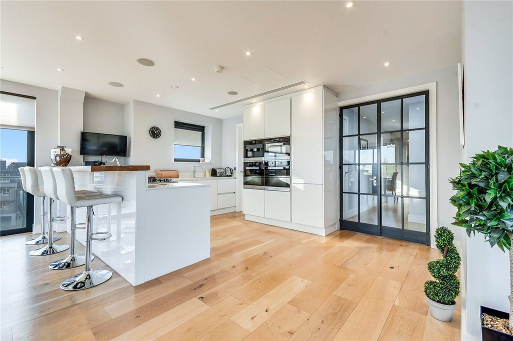 Additional image 4 of 3 bed flat for saleNew London Road, Chelmsford, Essex CM2