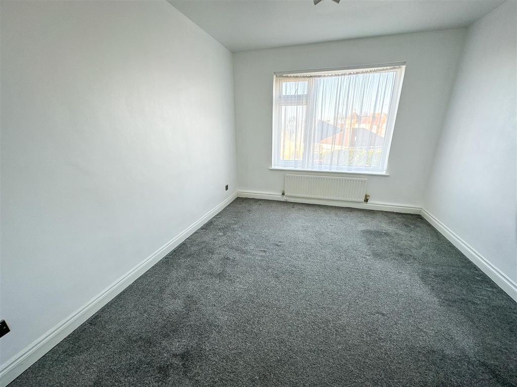 Additional image 7 of 2 bed flat for saleMarine Court, Marine Parade West, Clacton-On-Sea CO15
