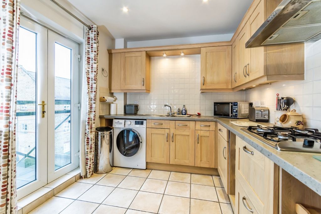 2 bed flat for saleBoundary Point, Coldstream Road, Caterham, Surrey CR3 photo 5
