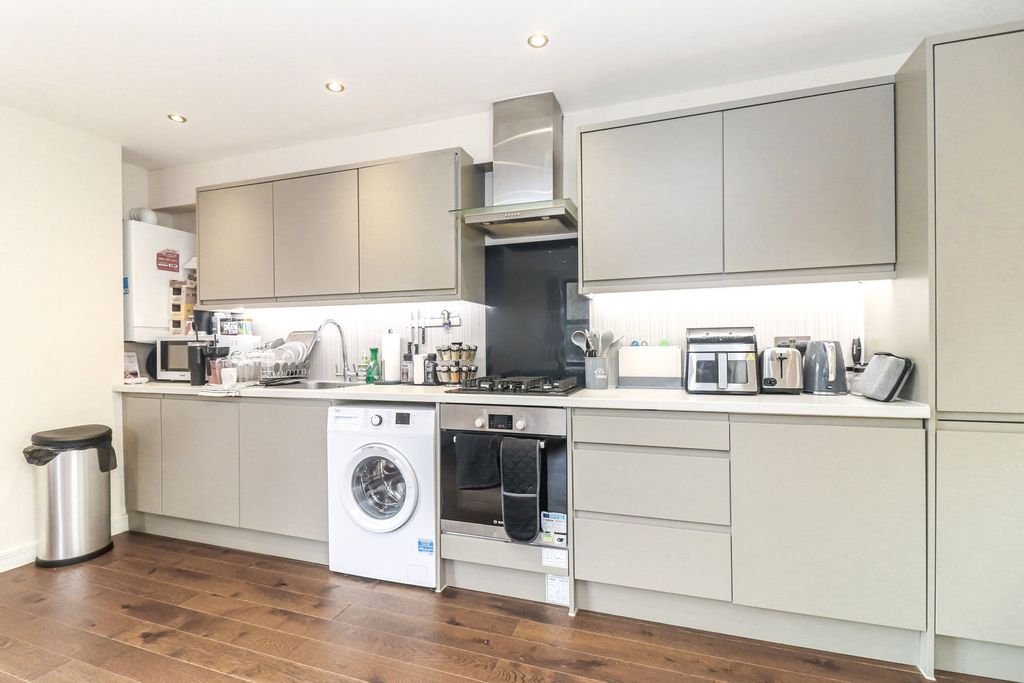 2 bed flat for saleNashleigh Court, Severalls Avenue, Chesham HP5