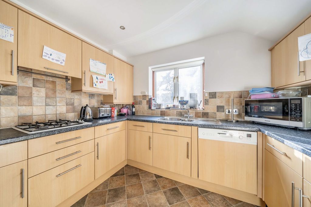 Additional image 4 of 3 bed flat for saleHeathbourne Road, Bushey WD23