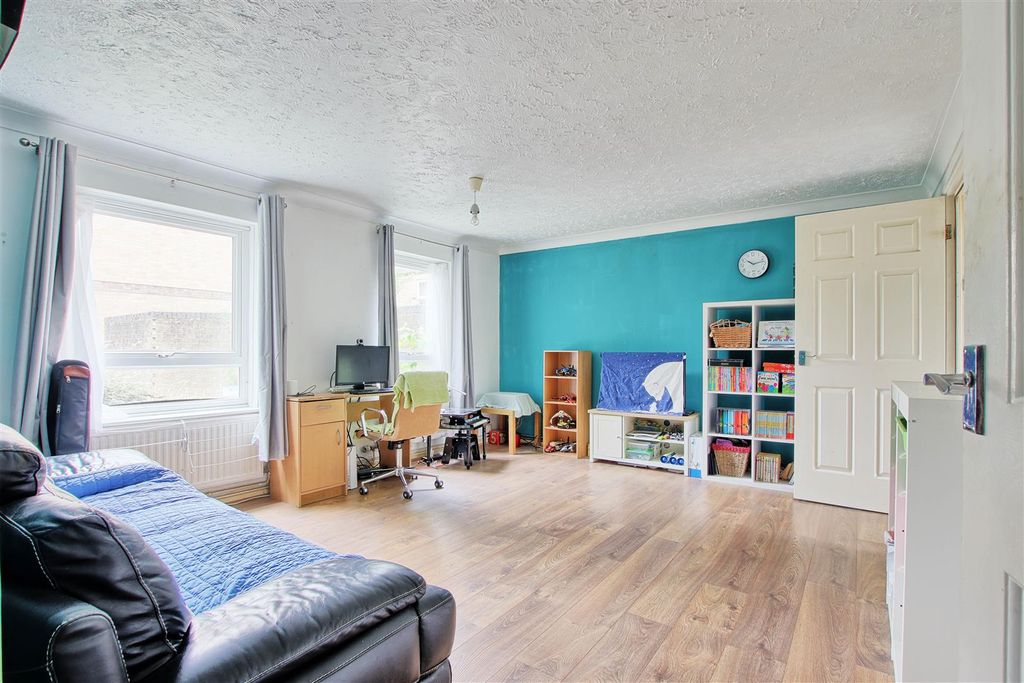 2 bed flat for saleBliss Way, Cambridge CB1 photo 2
