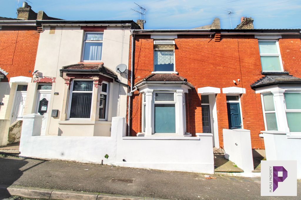 2 bed flat for saleAlbany Road, Chatham, Kent ME4