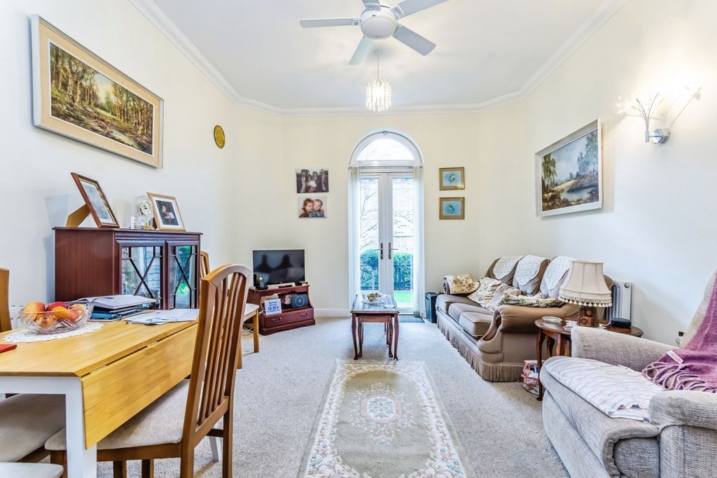 2 bed flat for saleBoundary Point, Coldstream Road, Caterham, Surrey CR3 photo 5