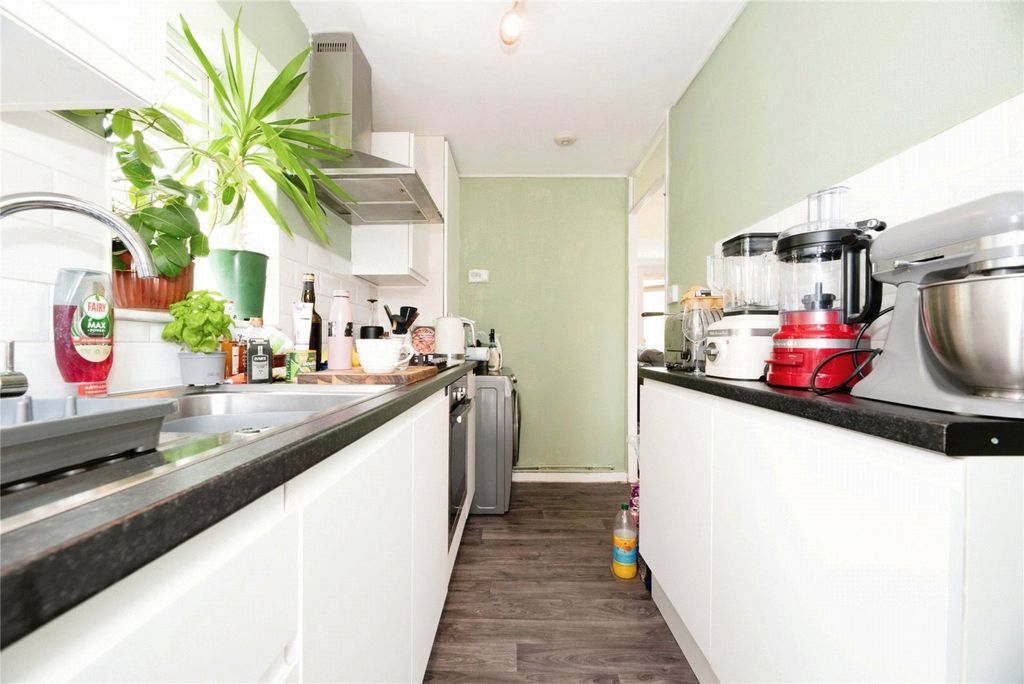 1 bed maisonette for saleCricketers Close, Chessington KT9 photo 2