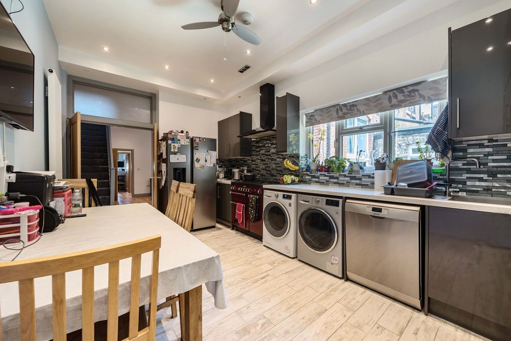 Additional image 9 of 5 bed flat for saleHigh Street, Chatham ME4