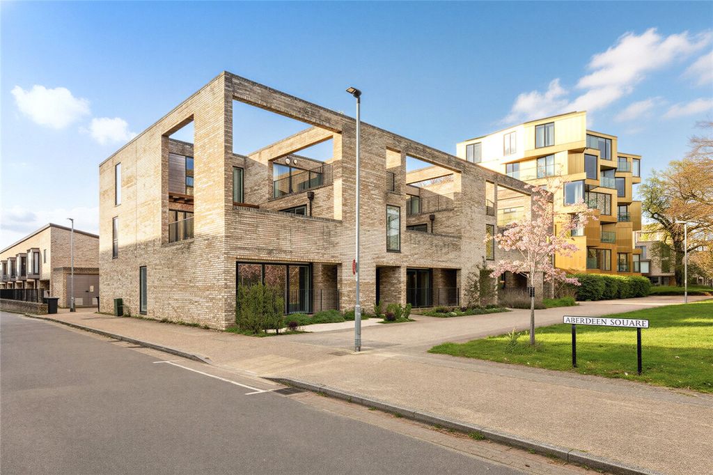 5 bed town house for saleAberdeen Square, Cambridge, Cambridgeshire CB2