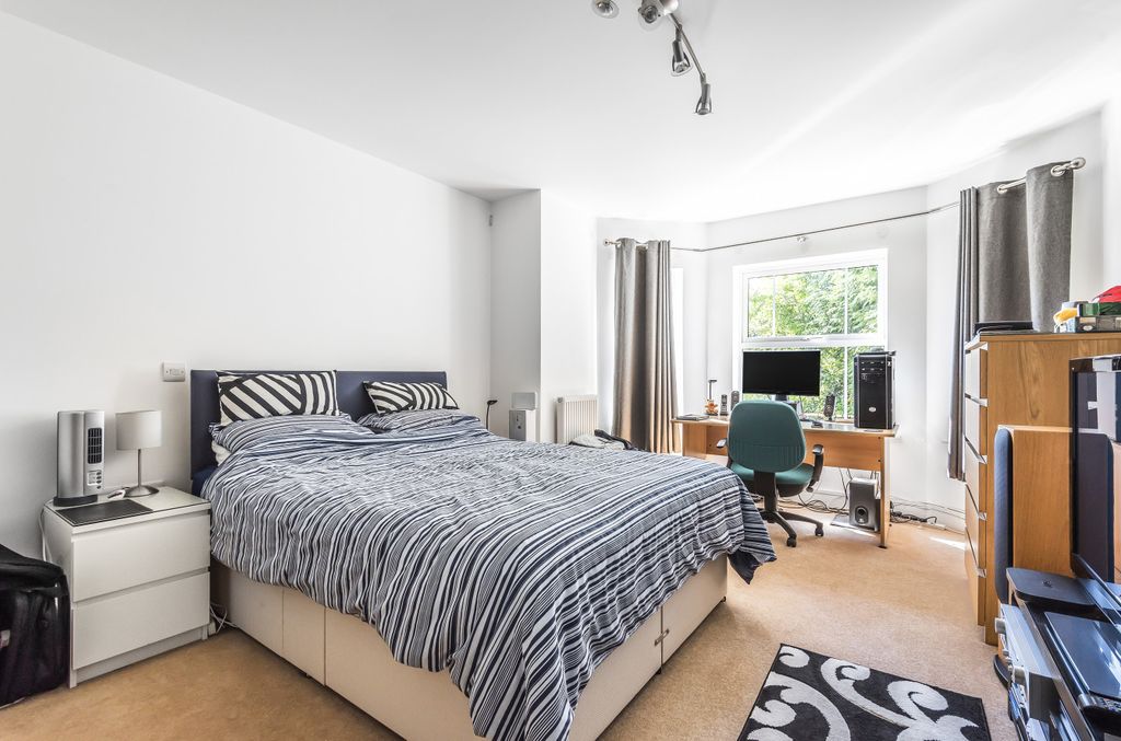 Additional image 4 of 2 bed flat for saleLondon Road, Camberley, Surrey GU15