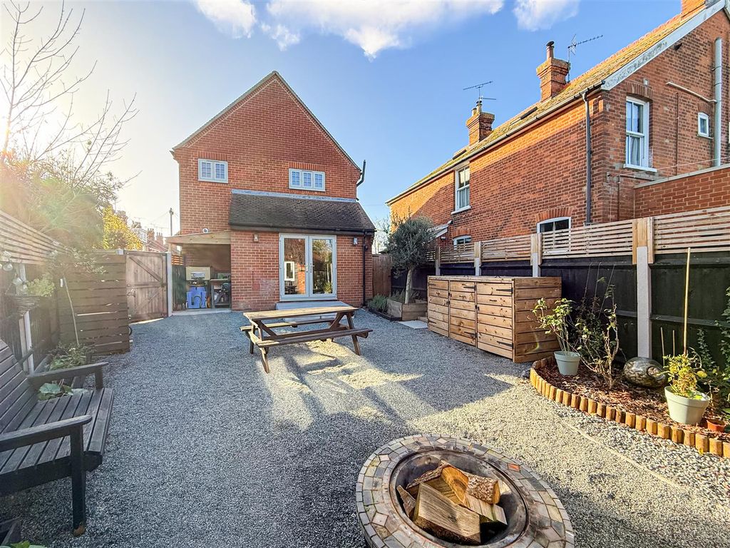 3 bed detached house for saleDevonshire Road, Burnham-On-Crouch CM0 photo 3