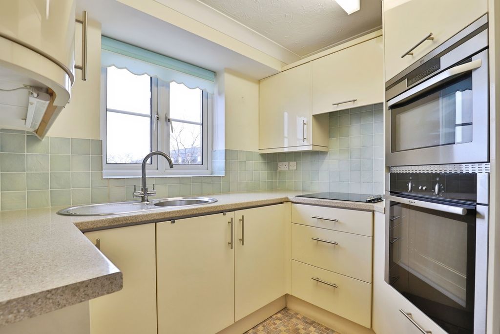 2 bed flat for saleRegency Crescent, Christchurch, Dorset BH23 photo 2