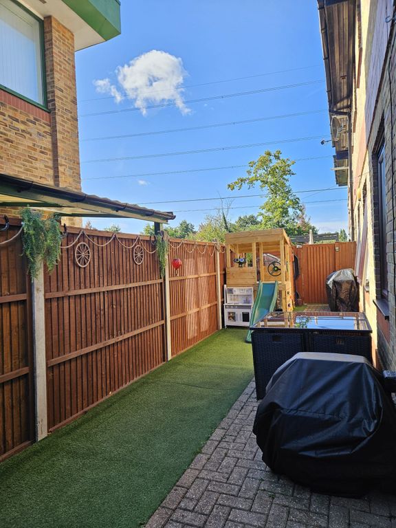 Additional image 18 of 2 bed flat for saleHanworth Lane, Chertsey KT16