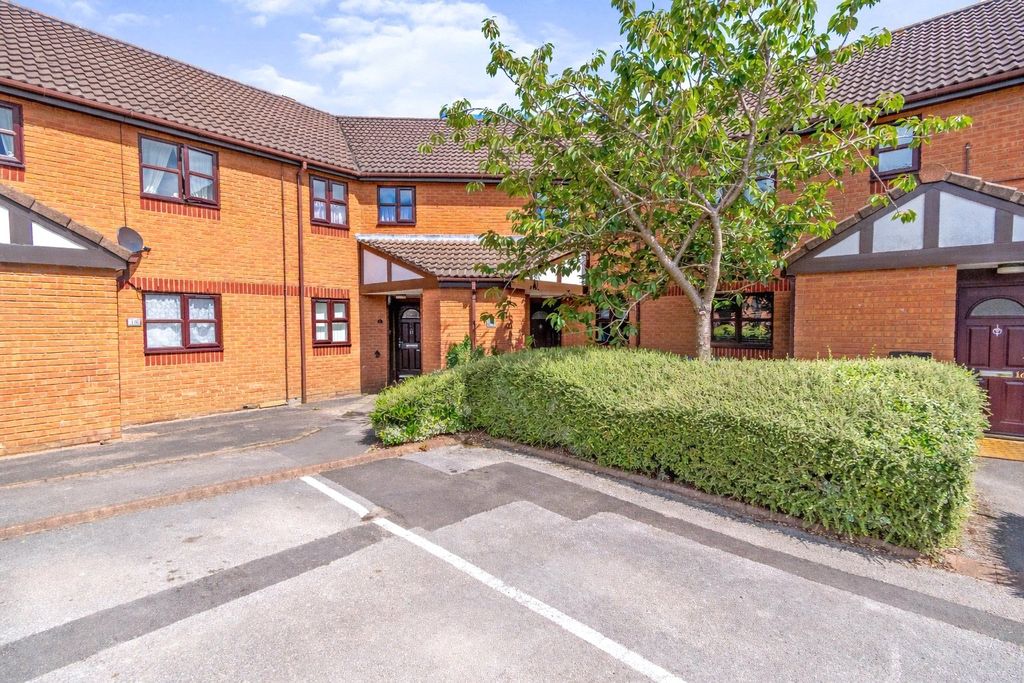 2 bed maisonette for saleWoodford End, Chadsmoor, Cannock, Staffordshire WS11
