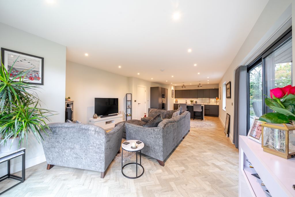 Additional image 5 of 2 bed flat for saleChurch Hill, Caterham CR3