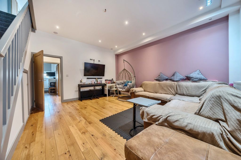 Additional image 2 of 5 bed flat for saleHigh Street, Chatham ME4