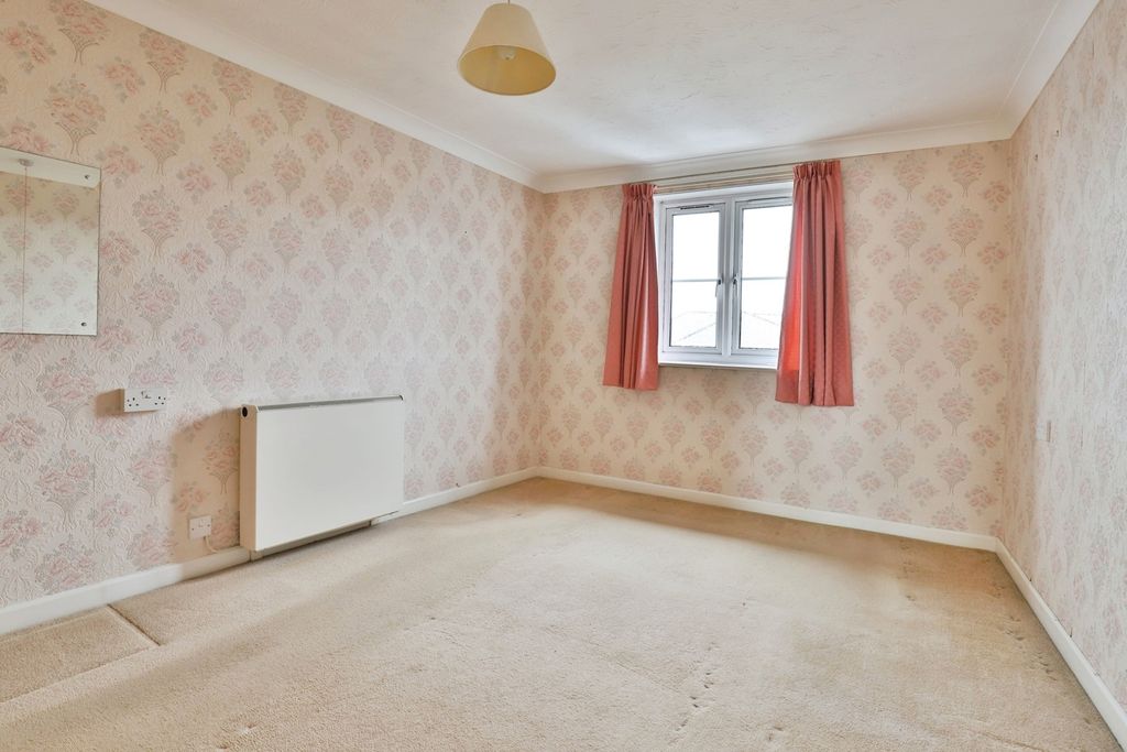 2 bed flat for saleRegency Crescent, Christchurch, Dorset BH23 photo 5