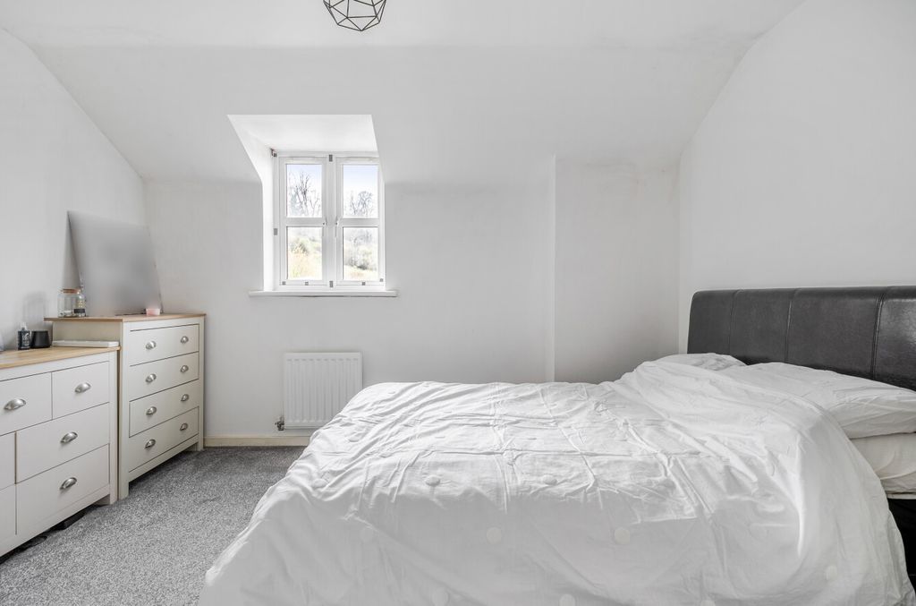 Additional image 3 of 2 bed flat for saleCunetio Gardens, White Horse Road, Marlborough SN8