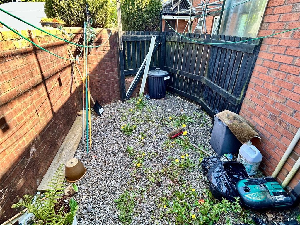 2 bed flat for saleCarr Barn Brow, Bamber Bridge, Preston, Lancashire PR5 photo 5
