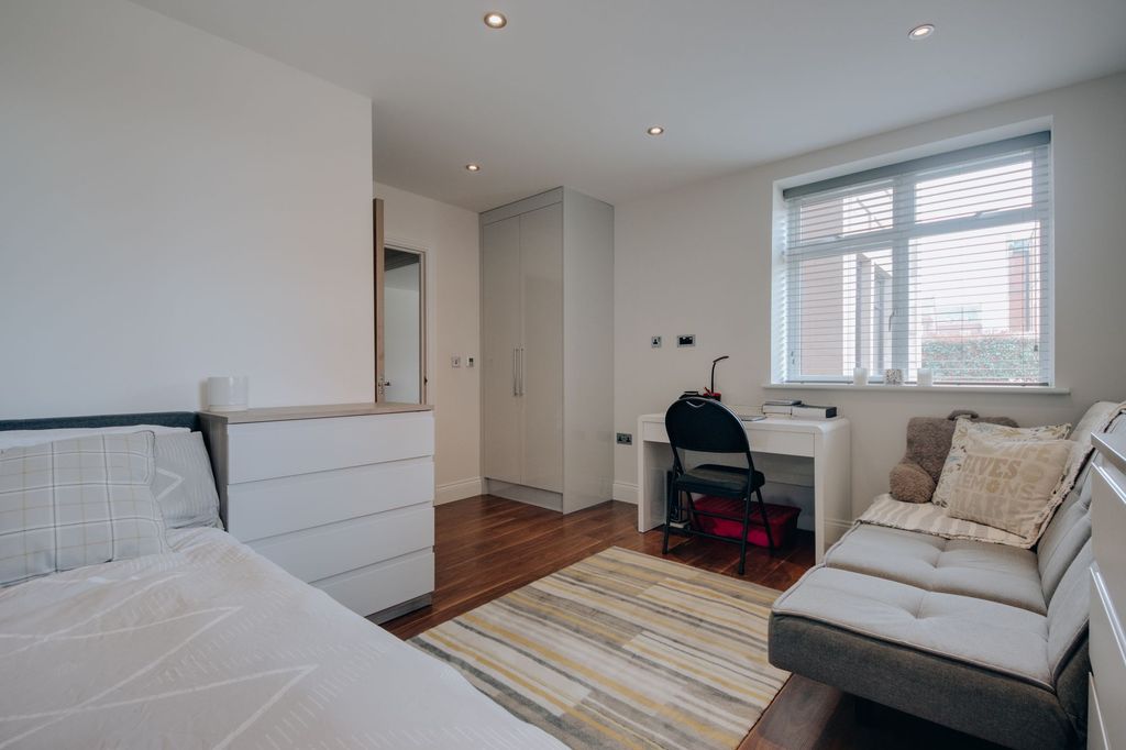 Additional image 7 of 2 bed flat for saleArgyll House, Royal Connaught Park, Bushey WD23