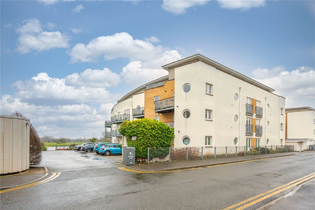 2 bed flat for saleChertsey, Surrey KT16