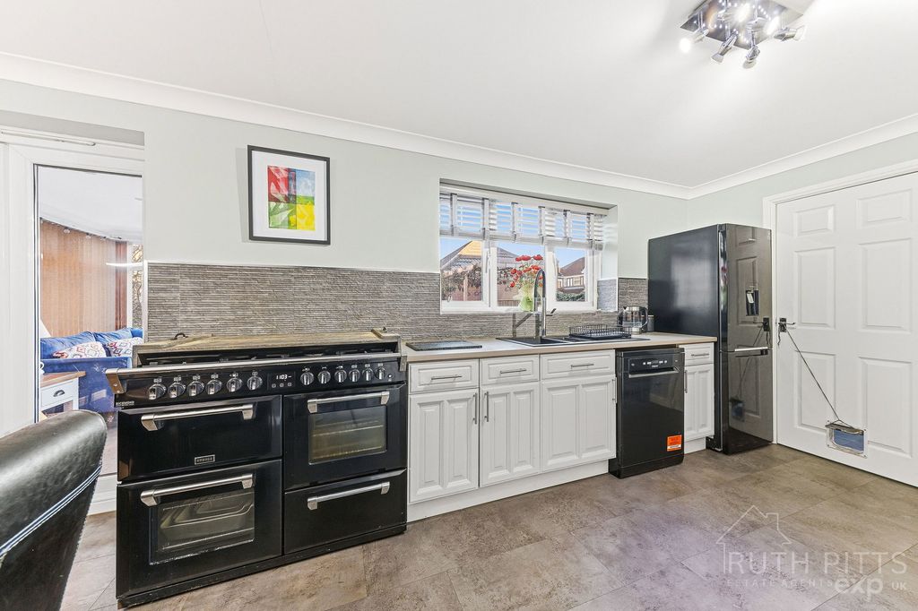 Additional image 6 of 4 bed detached house for saleGreenbank Close, Castleford WF10