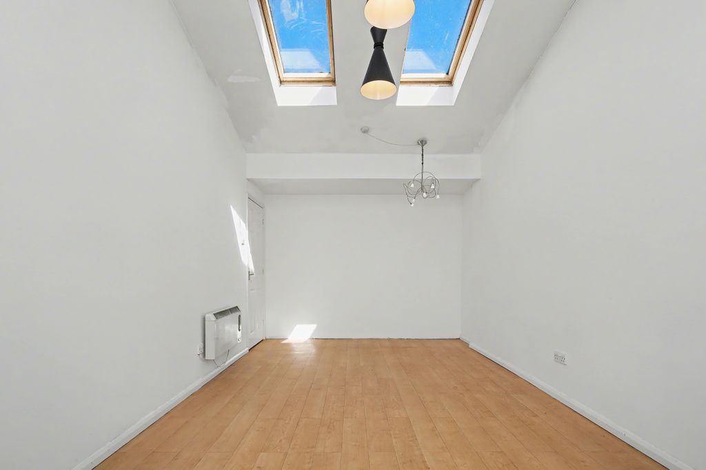 2 bed flat for saleMiddle Way, Chinnor OX39 photo 2