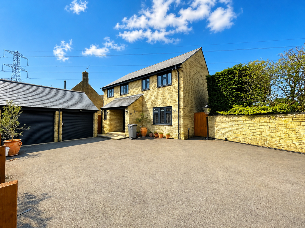 4 bed detached house for salePheasant Way, Cirencester GL7