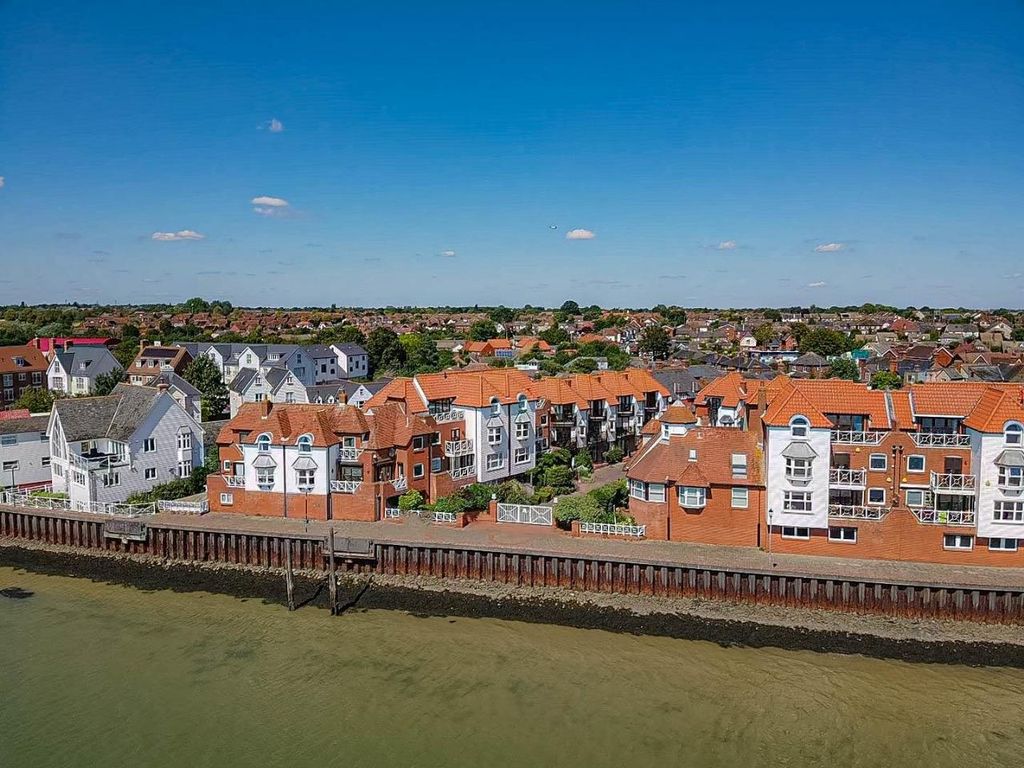 3 bed town house for saleKings Road, Burnham-On-Crouch CM0